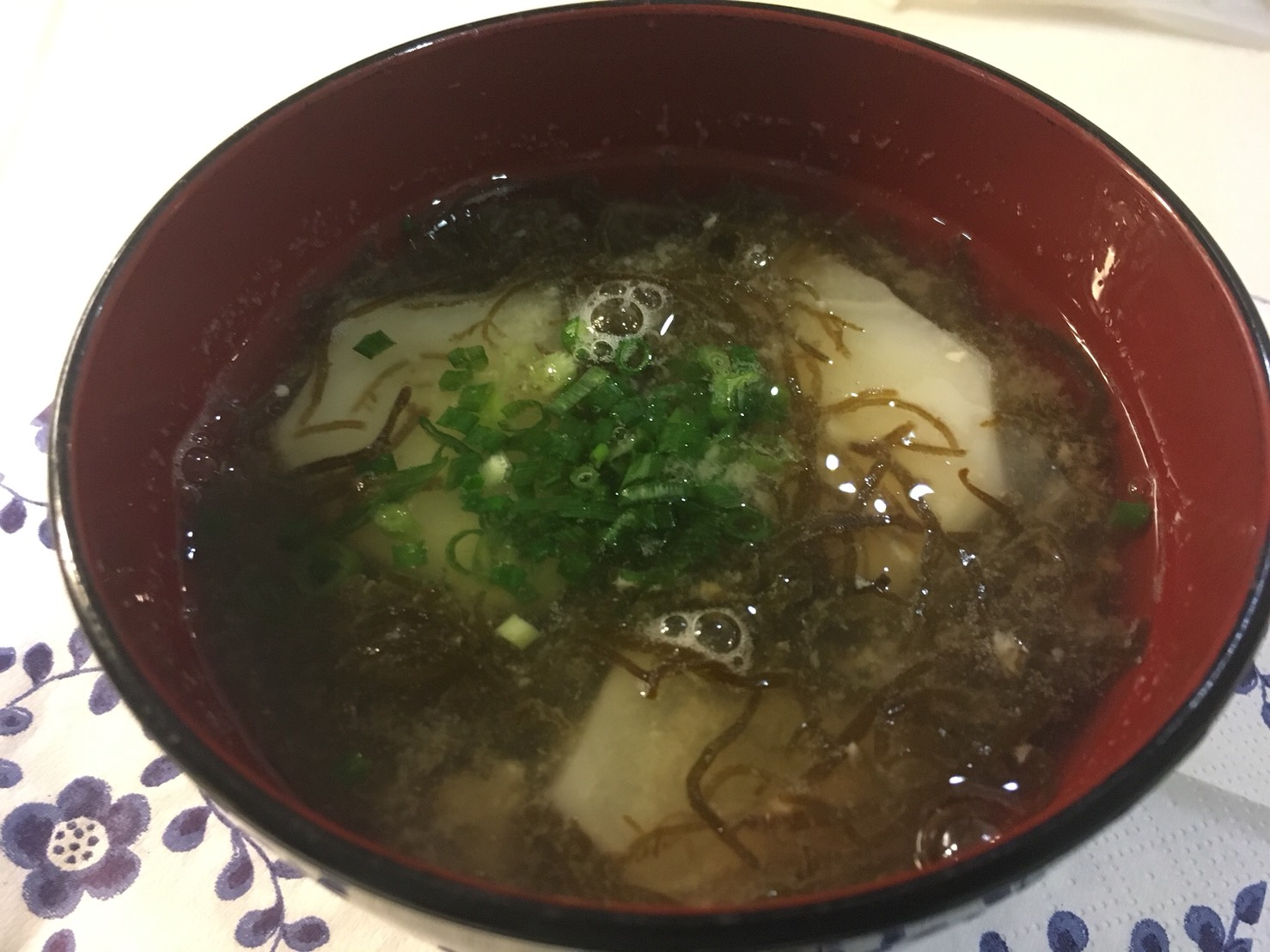 豆腐とともにお椀に盛られた もずくの味噌汁